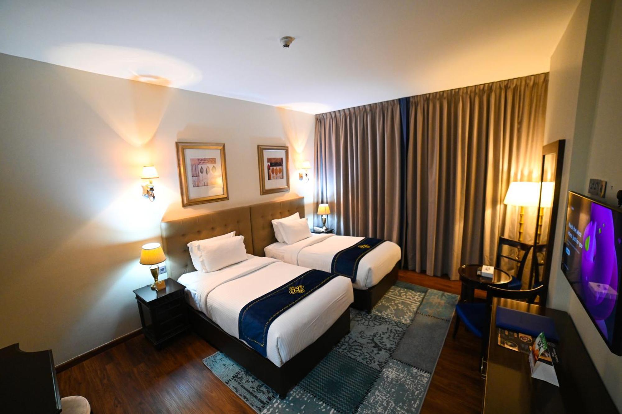 Seven Seas Hotel Dubai Bagian luar foto
