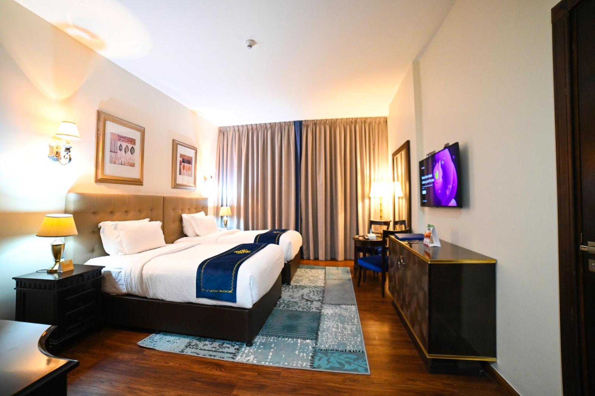 Seven Seas Hotel Dubai Bagian luar foto