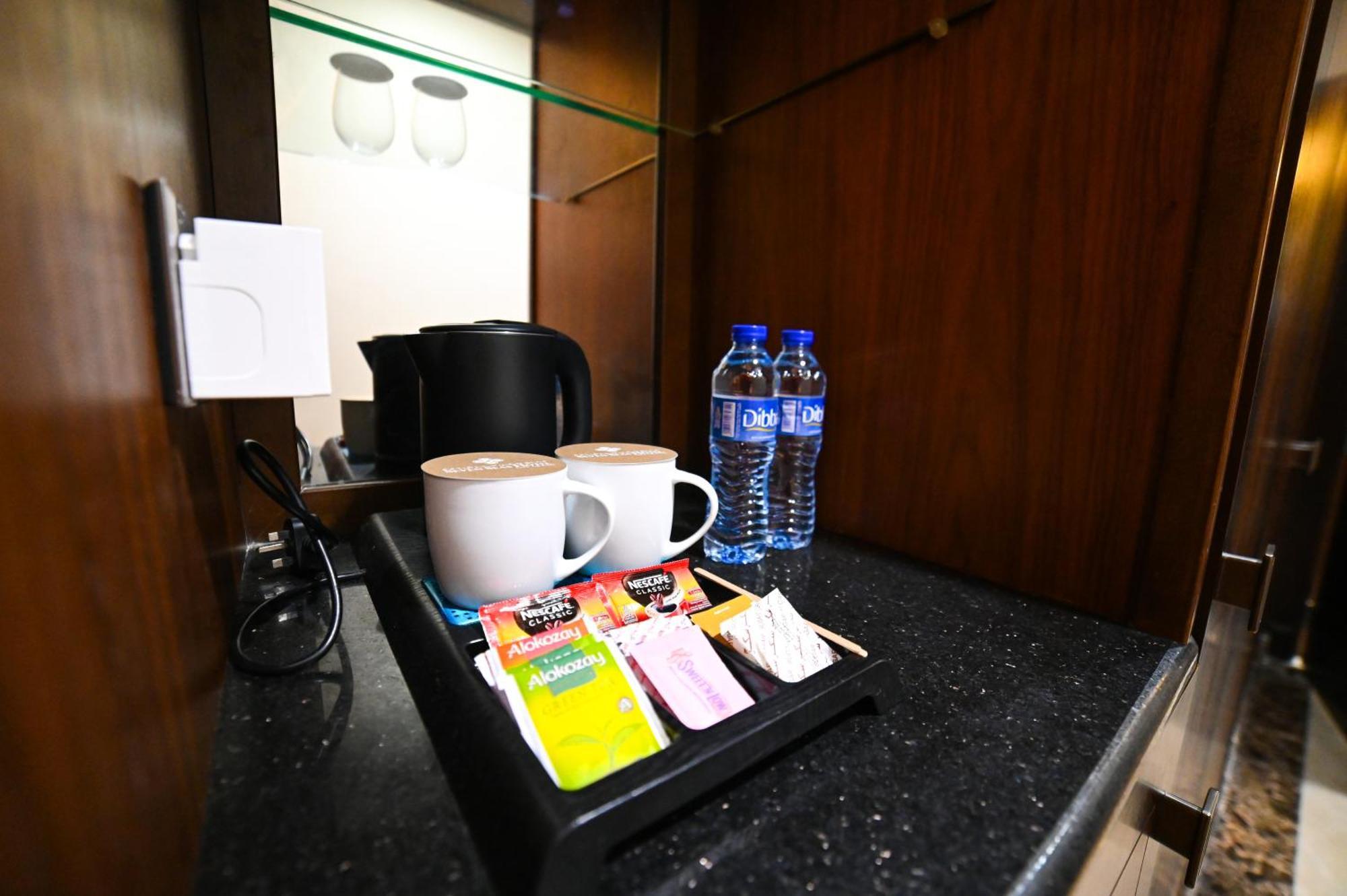 Seven Seas Hotel Dubai Bagian luar foto
