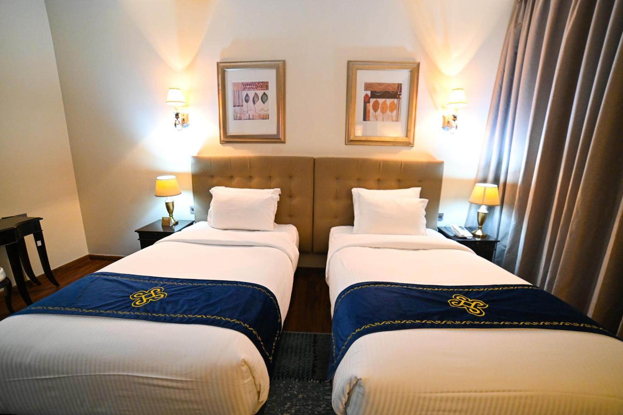 Seven Seas Hotel Dubai Bagian luar foto